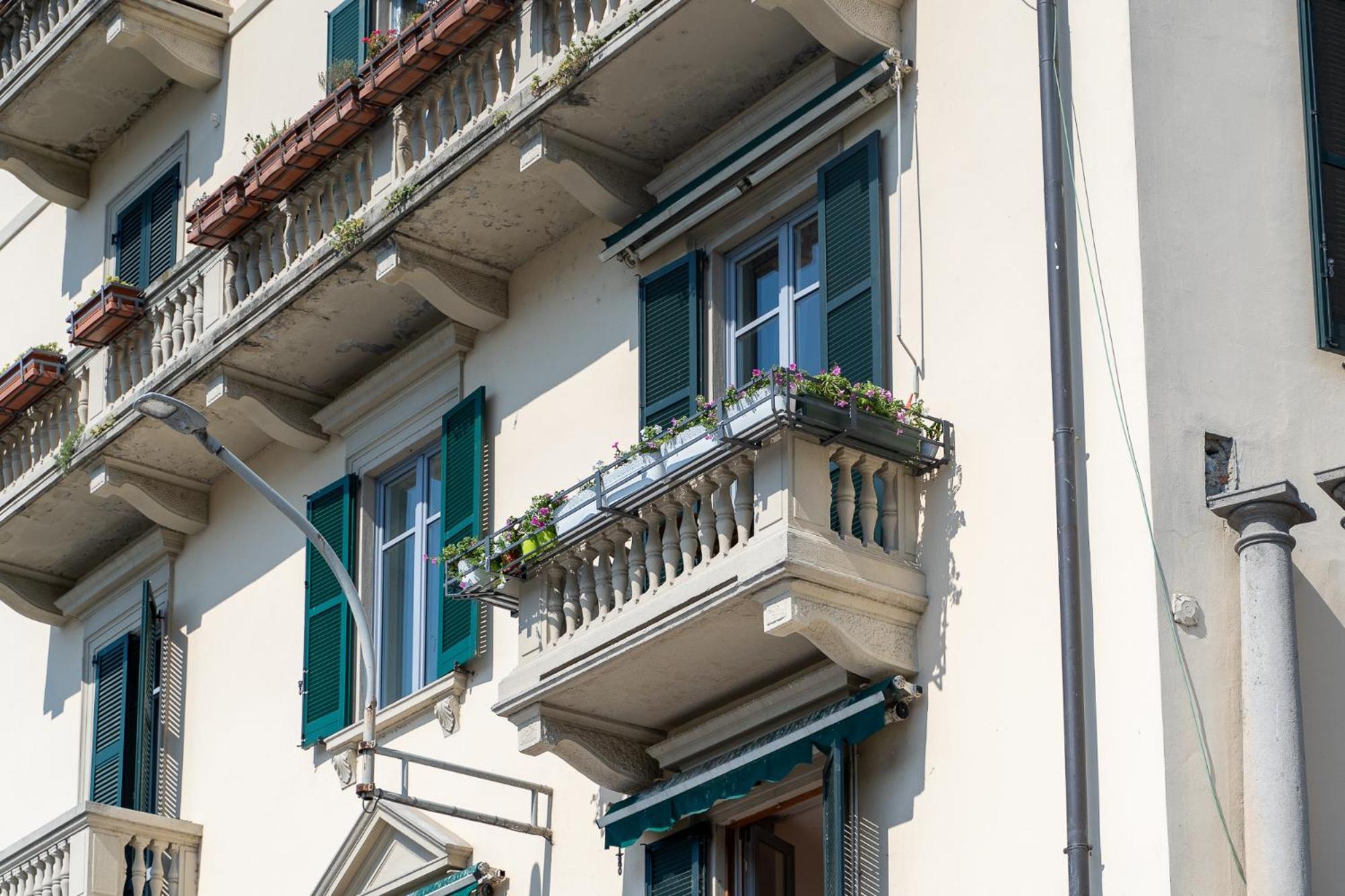 Appartamento Esclusivo Fronte Lago, In Centro A Como Con Garage المظهر الخارجي الصورة